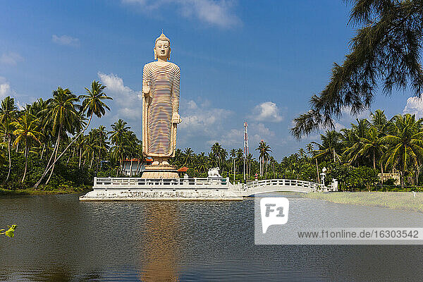 Sri Lanka  Pereliya  Riesige Buddha-Statue zum Gedenken an die Tsunami-Katastrophe