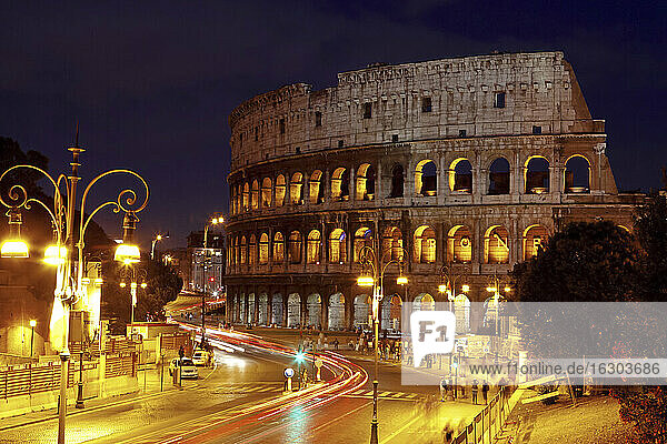 Italien  Rom  Kolosseum bei Nacht