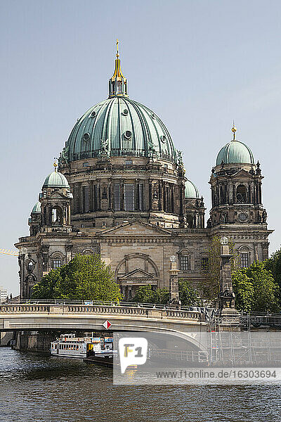 Deutschland  Berlin  Blick auf den Berliner Dom mit der Spree im Vordergund