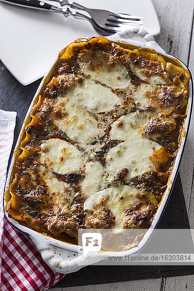 Lasagne Bolognese mit Mozzarella und Gemüse