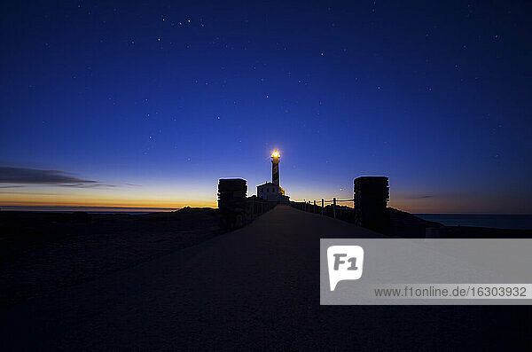 Spanien  Balearische Inseln  Menorca  Cap de Cavalleria  Leuchtturm bei Sonnenaufgang