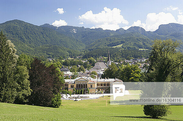 Österreich  Oberösterreich  Bad Ischl  Kaiservilla und Alpen