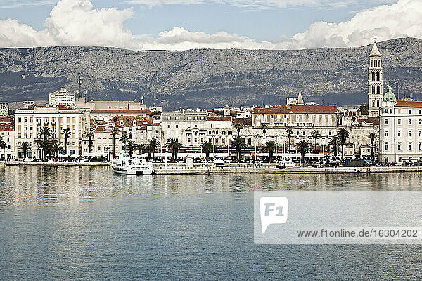 Kroatien  Split  Blick vom Hafen auf die Altstadt
