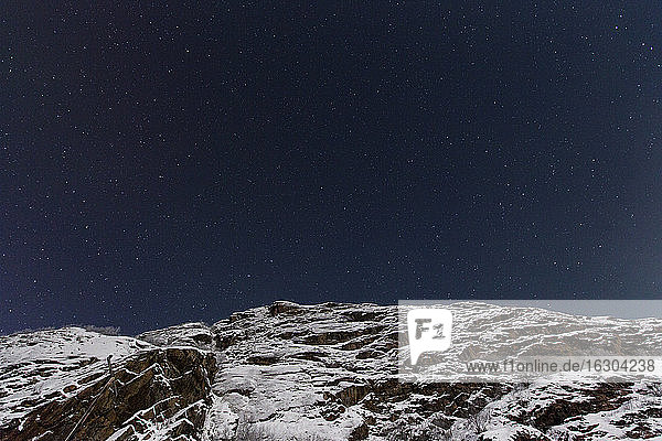 Norwegen  Sternenhimmel über Berg bei Kirkenes