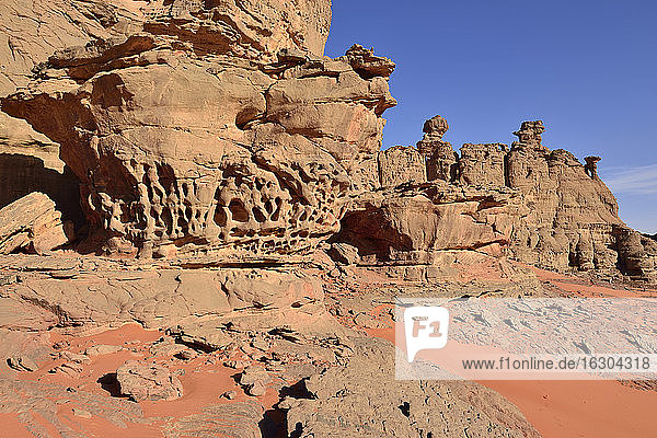 Algerien  Sahara  Tassili N'Ajjer National Park  Tassili Tadrart  erodierte Sandsteinfelsen und Dünen am Kessel