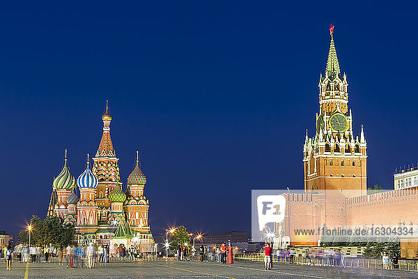Russland  Zentralrussland  Moskau  Roter Platz  Basilius-Kathedrale  Kreml-Mauer und Spasskaya-Turm am Abend