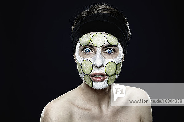 Porträt einer jungen Frau mit einer Maske aus Zinklehm  Nahaufnahme