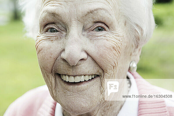 Deutschland  Nordrhein-Westfalen  Köln  Porträt einer älteren Frau  lächelnd  Nahaufnahme