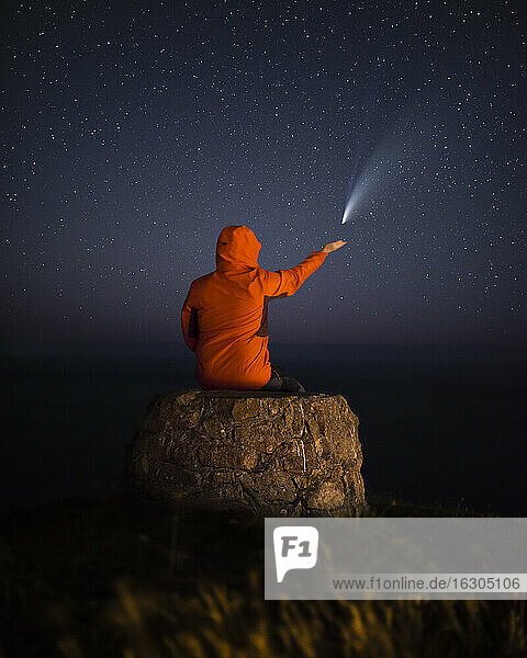 Mann beobachtet den Kometen Neowise
