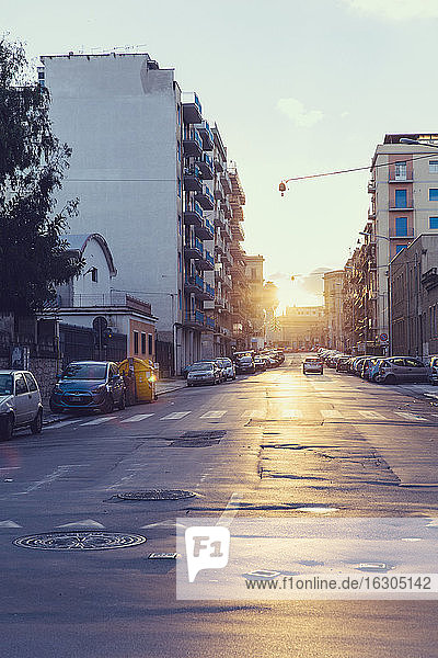 Italien  Sizilien  Palermo  Straßenansicht bei Sonnenuntergang