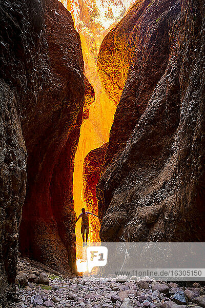 Australien  Westaustralien  Kimberley  Purnululu National Park  Bungle Bungle  Mann beim Klettern am Echidna Chasm