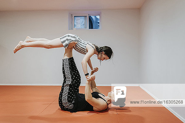 Mutter und Tochter machen Akrobatik im Keller