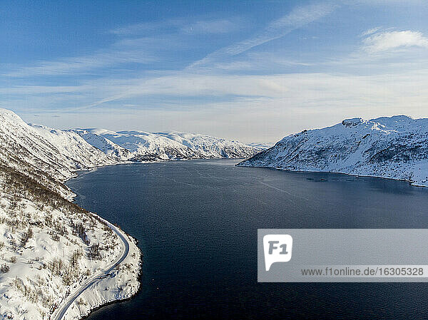 Luftaufnahme eines Fjords  Finnmark  Norwegen