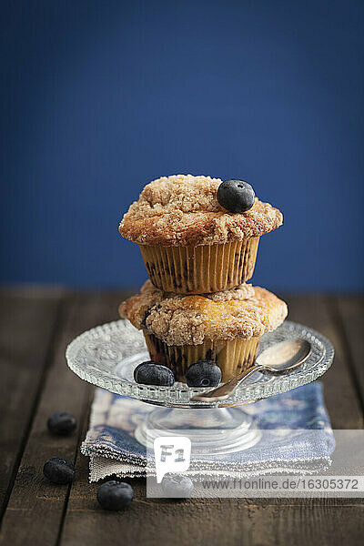 Blaubeer-Muffins auf Kuchenständer  Nahaufnahme