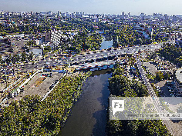 Russland  Oblast Moskau  Moskau  Luftaufnahme der Brücke über die Moskwa und der umliegenden Stadt