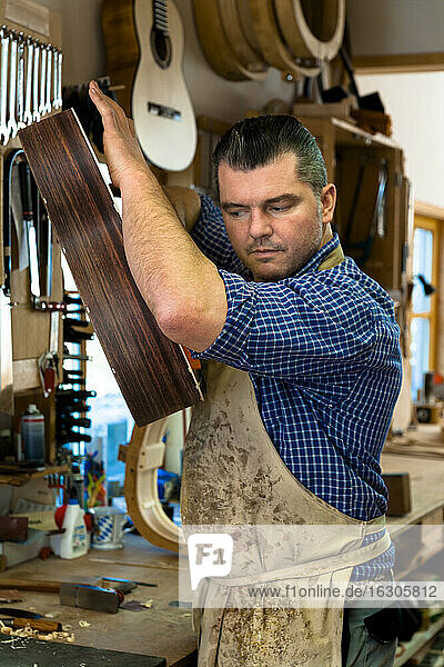 Gitarrenbauer in seiner Werkstatt