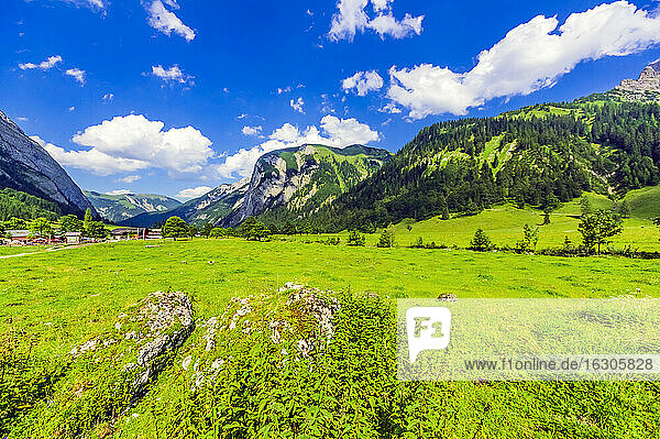 Österreich  Tirol  Vomp  Blick auf das grüne Unterinntal im Sommer mit Dorf im Hintergrund