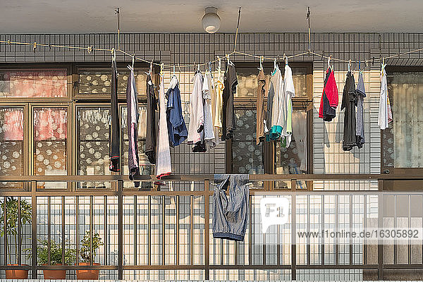 China  Hongkong  Lamma Island  Wäsche auf einer Wäscheleine auf einem Balkon in Yung Shue Wan
