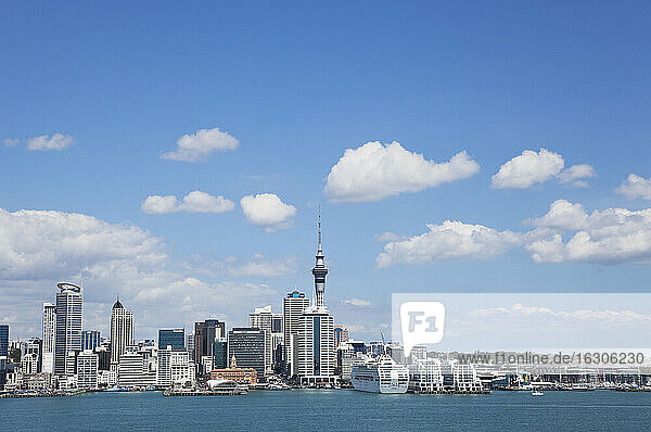 Neuseeland  Skyline von Auckland von North Shore aus gesehen