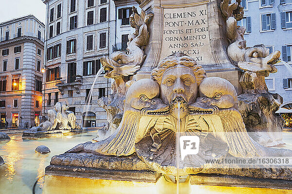 Italien  Latium  Rom  Piazza della Rotonda und Brunnen am Abend