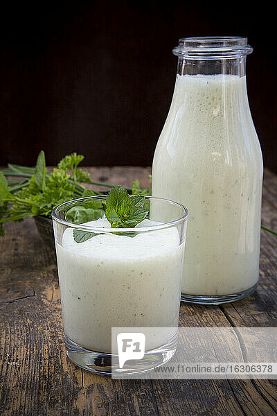 Kräuter-Lassi mit Bio-Joghurt und verschiedenen Kräutern
