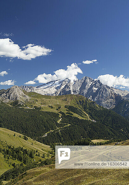 Italien  Südtirol  Blick vom Sellajoch zur Marmolada