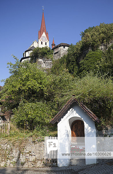Österreich, Vorarlberg, Rankweil, Blick auf die befestigte Liebfrauenbergkirche, Bildstock, Marterl