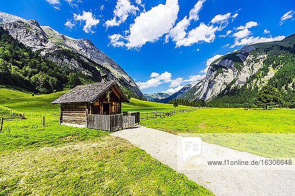 Österreich  Tirol  Vomp  Urige Hütte im Unterinntal im Sommer