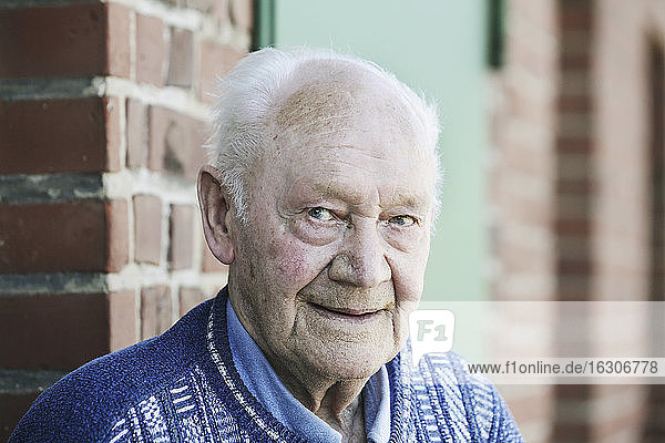 Deutschland  Porträt eines älteren Mannes  lächelnd