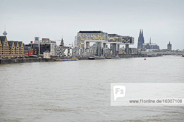 Deutschland  Köln  Rheinhafen mit Kranhäusern