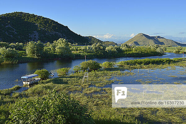 Montenegro  Crna Gora  Skutari  Hoher Wasserstand bei Virpazar  Nationalpark Skadar See
