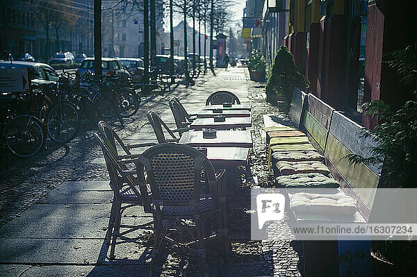 Deutschland  Sachsen  Leipzig  Straßencafé im Winter
