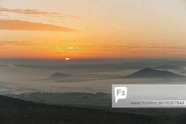 Deutschland  Rheinland-Pfalz  Vulkaneifel  Blick von der Teufelskanzel auf Nickenich  Kruft bei Sonnenaufgang