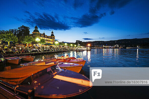 Austria  Carinthia  Velden  Lake Woerthersee  Castle Hotel Velden and promenade in the evening