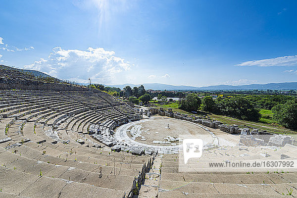 Griechenland  Ostmakedonien und Thrakien  Filippoi  Antikes Amphitheater in Philippi an einem sonnigen Tag