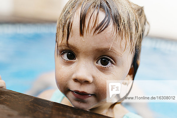 Porträt eines kleinen Mädchens am Pool