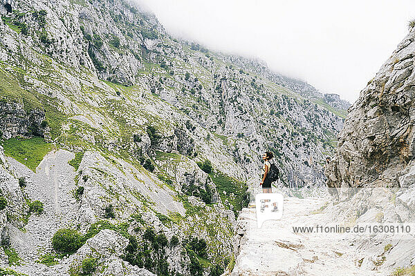 Junge Frau auf dem Bergpfad an der Ruta Del Cares  Asturien  Spanien