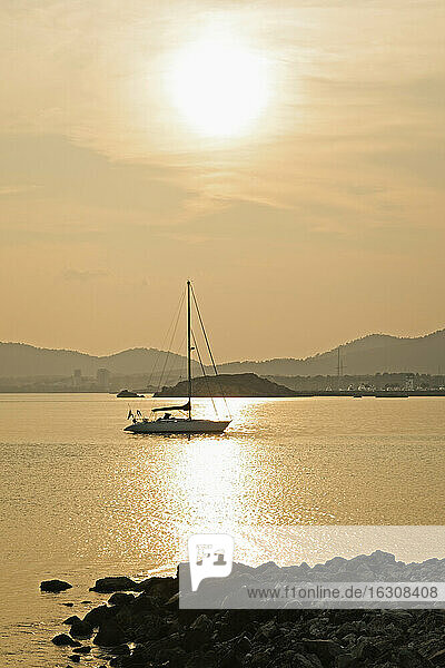 Spanien  Mallorca  Sonnenuntergang mit Segelboot