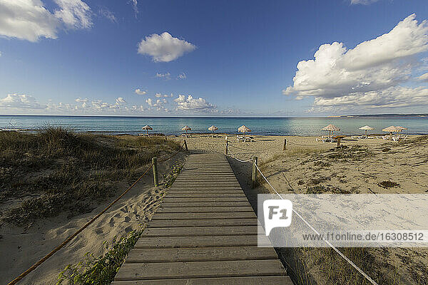 Spanien  Formentera  Es Arenals  Holzpromenade am Strand