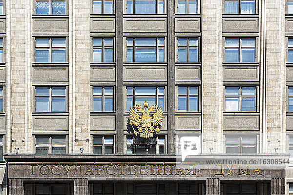 Russland  Zentralrussland  Moskau  Staatsduma  Unterhaus der russischen Bundesversammlung  Doppeladler an der Fassade