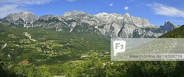 Albanien  Blick auf Theth  das Theth-Tal  den Nationalpark und die Gipfel Radohima und Arapi
