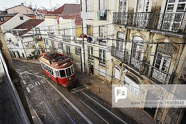 Portugal  Lisboa  Alfama  Electrico in der Rua Escolas Gerais