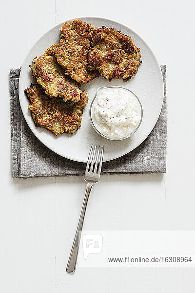 Studioaufnahme von Roggen- und Rübenpfannkuchen mit Sauerrahm-Joghurt-Dip