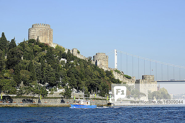 Türkei  Istanbul  Rumeli hisari mit Fatih-Sultan-Mehmet-Brücke