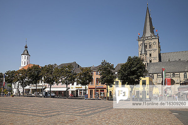 Germany  North Rhine-Westphalia  Xanten  St. Victor's Cathedral and market square