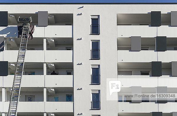 Deutschland  Bayern  München  Fassadenaufzug an der Fassade eines Wohnhochhauses