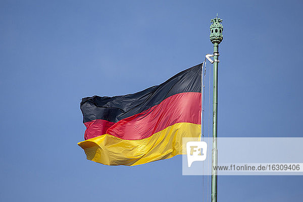 Deutsche Flagge und blauer Himmel
