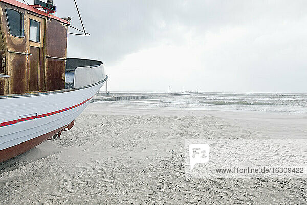 Dänemark  Henne Strand  Boot am Strand bei Sandverwehung