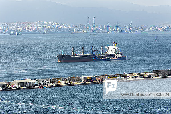 Spanien  Andalusien  Algeciras  Öltanker in der Bucht von Gibraltar