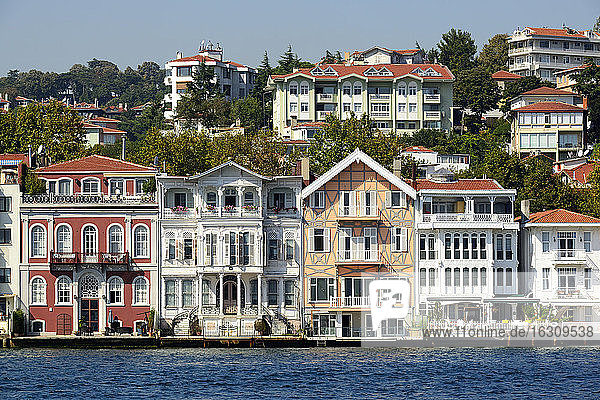 Türkei  Istanbul  Häuser am Bosporus in Sariyer